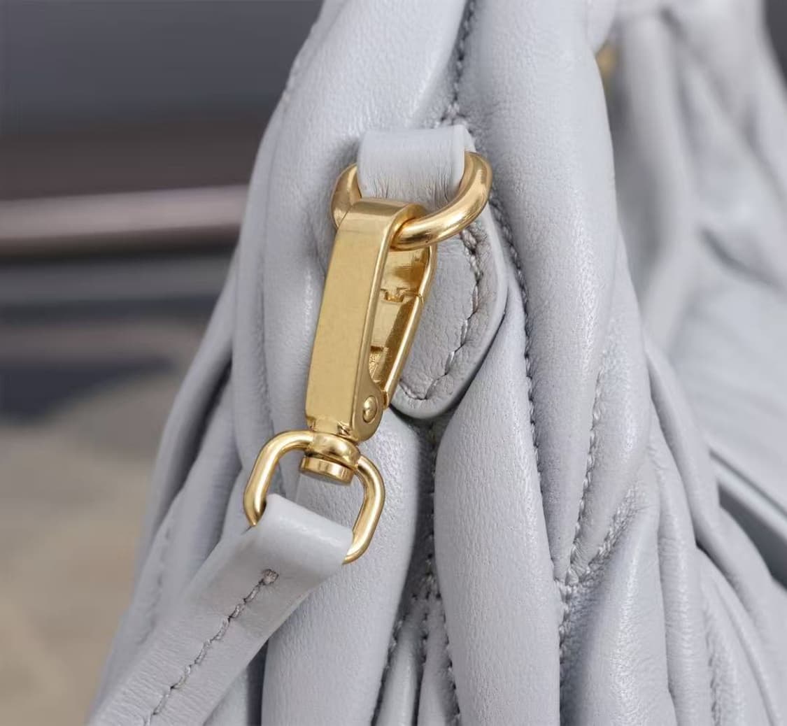 미우 미우 완더 마테라쎄 나파 레더 호보 미니백 콘플라워 상품이미지4