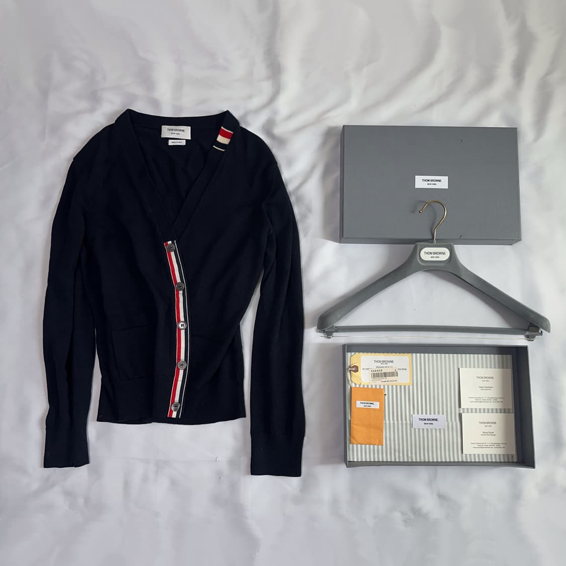 톰브라운 rwb 넥 자수 5버튼 가디건 상품이미지1