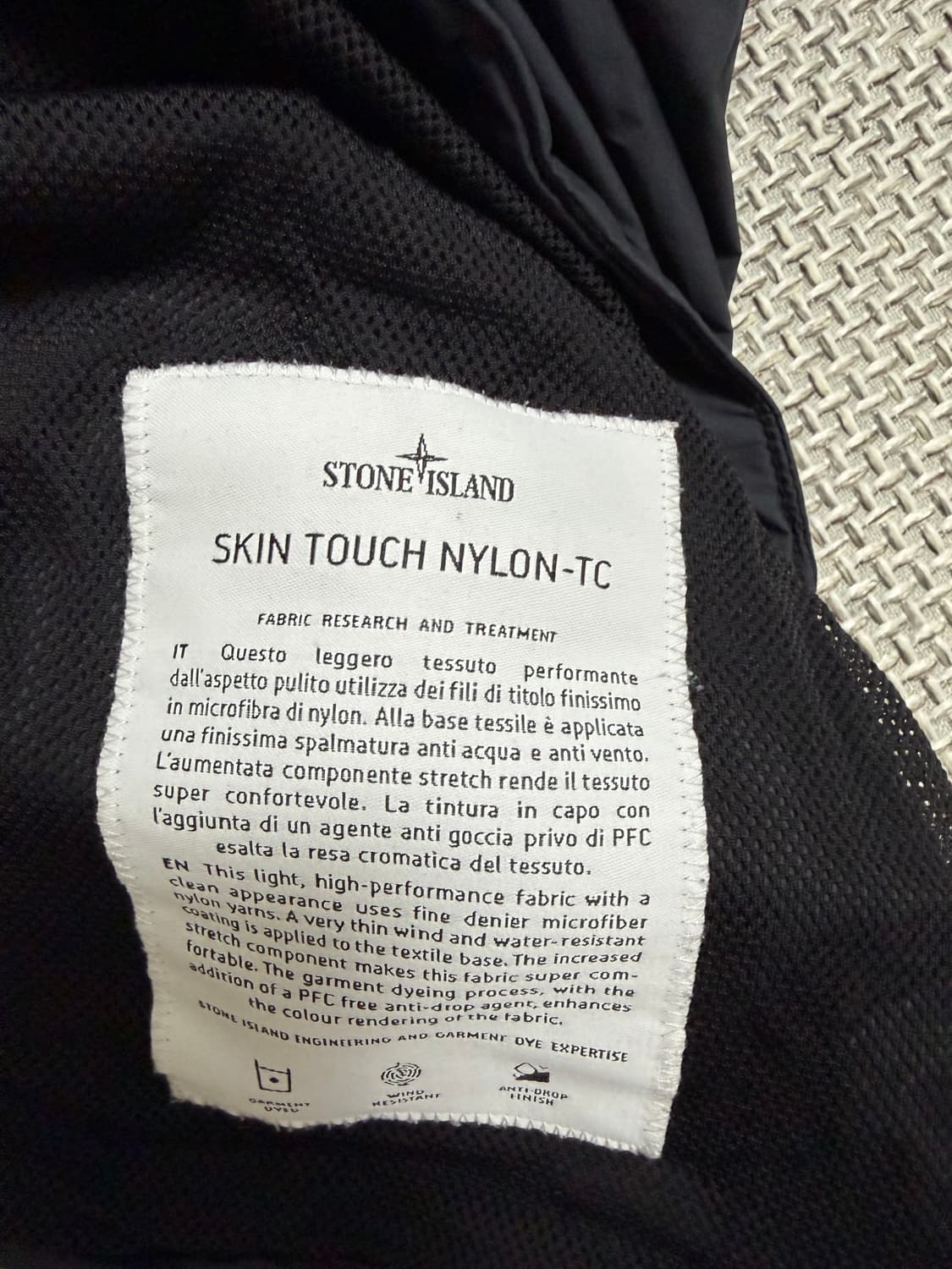 [25ss/새상품급]스톤아일랜드 스킨터치 나일론 tc 바람막이 블랙 L 상품이미지3