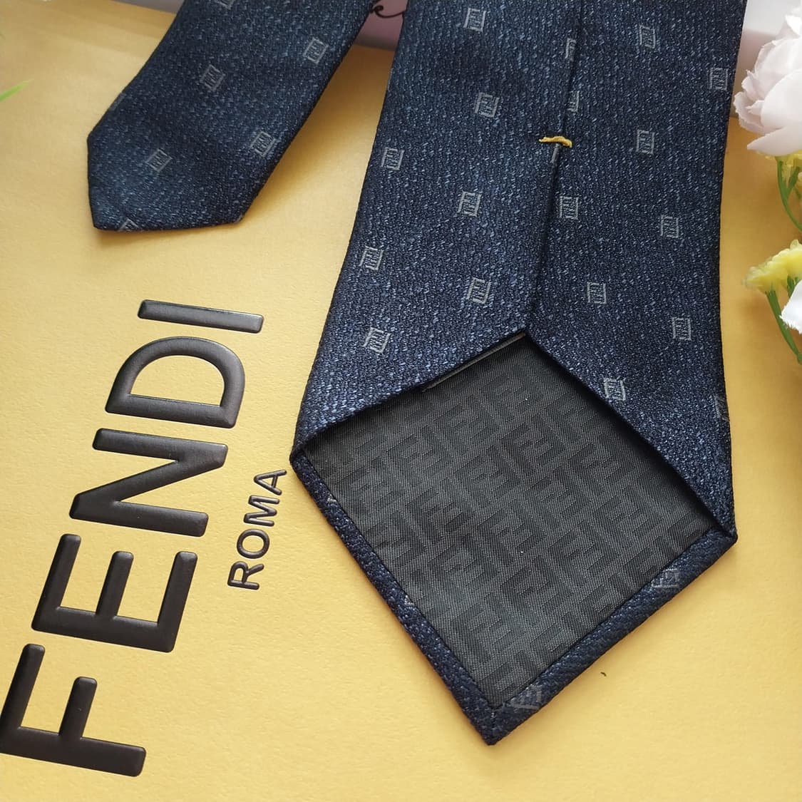 펜디 실크 네이비 주카 로고 넥타이 9cm A등급 K1330
 상품이미지7