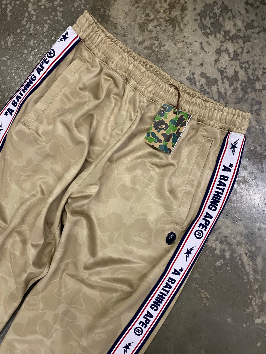 새상품 베이프 솔리드 카모릴렉스핏 팬츠 베이지 상품이미지3