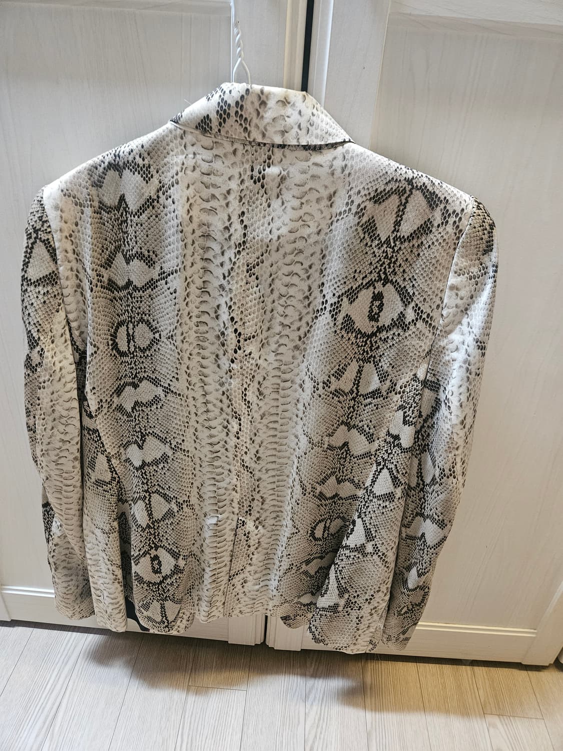 자라 뱀피 새틴 자켓 상품이미지3