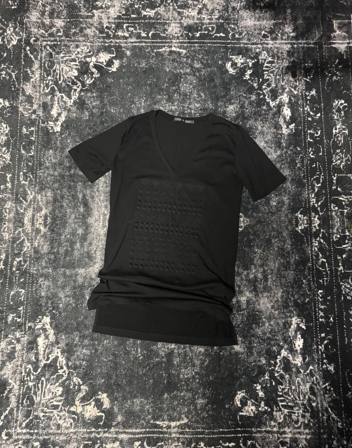 No Id Black Embossed T-Shirt 상품이미지1