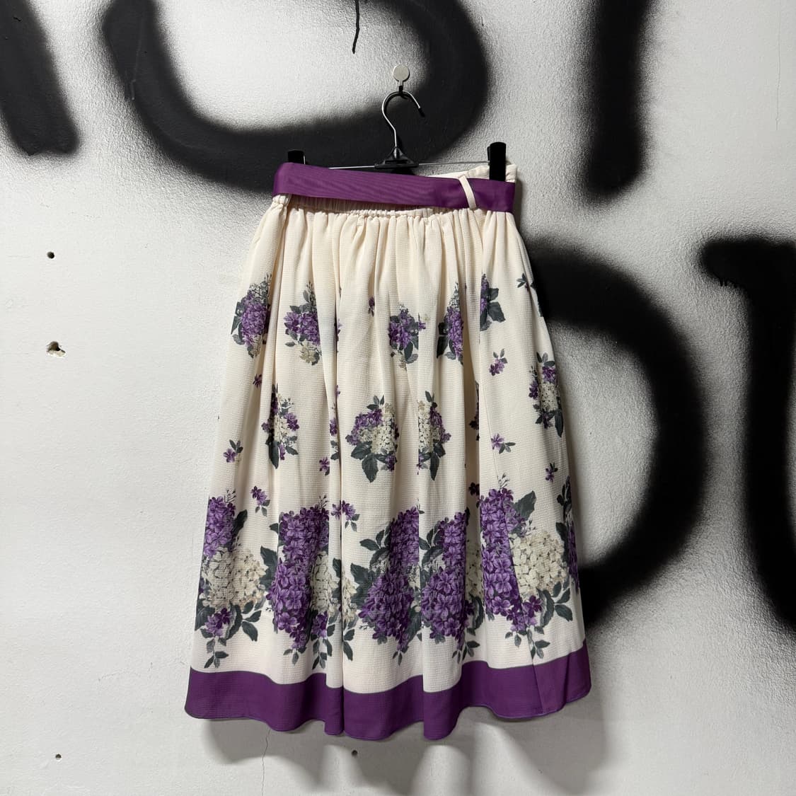 액시즈팜 새틴 플라워 프린팅 뒷 밴딩 플레어 미디 스커트 상품이미지2