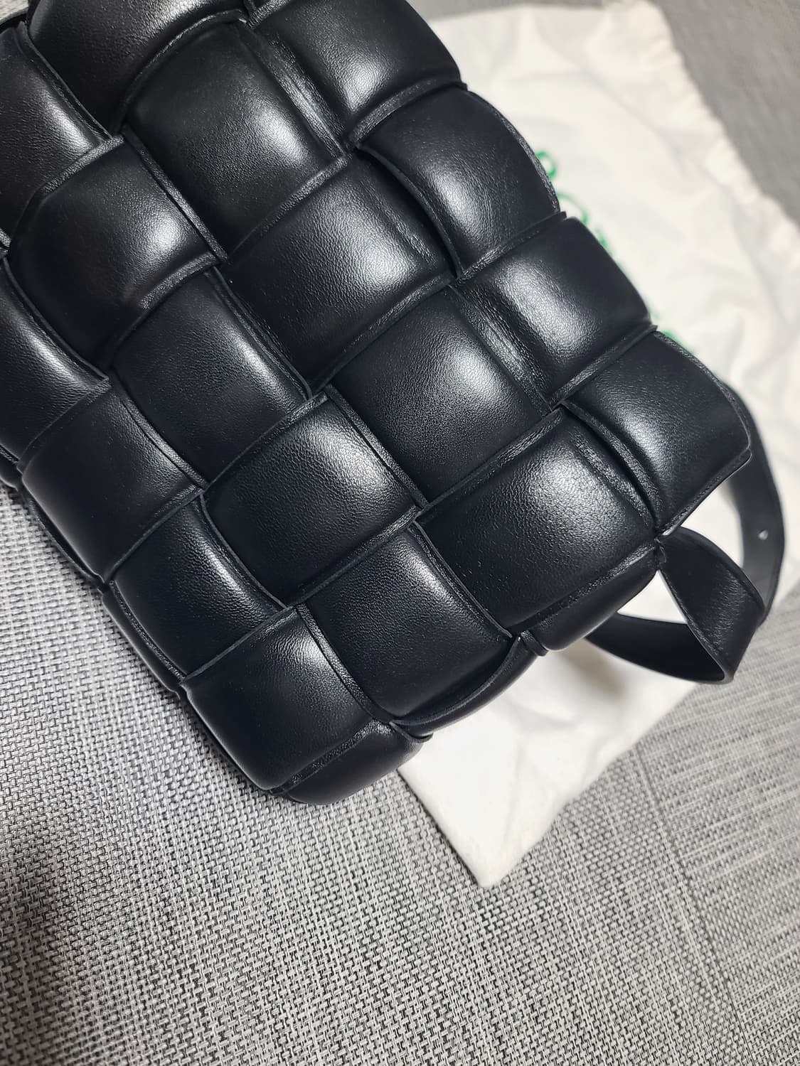 보테가베네타 카프스킨 레더 패딩백 카세트백 블랙 금장 크로스백 상품이미지5