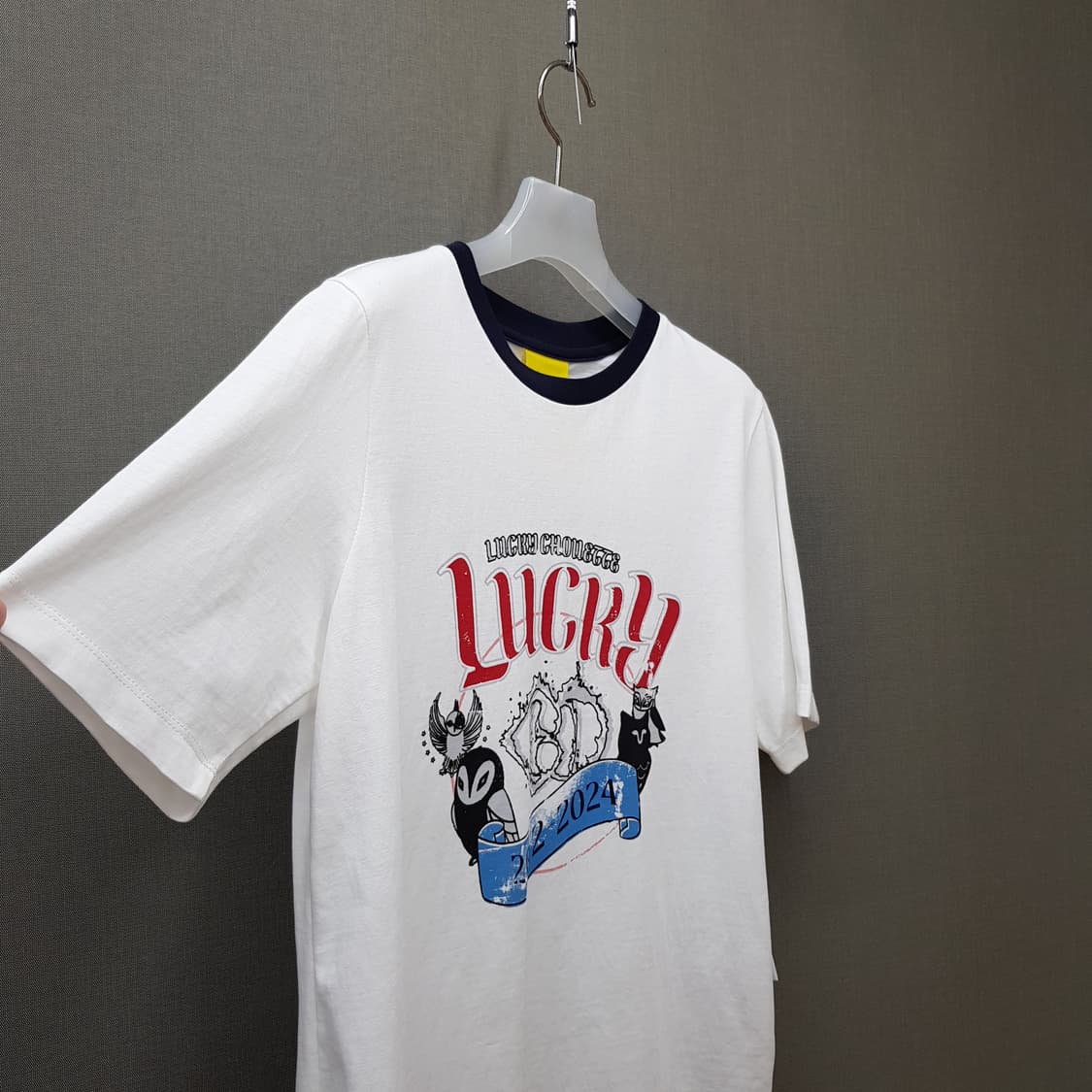 럭키슈에뜨 2025  그래픽 프린트 배색 라운드 티셔츠 36사이즈 상품이미지3