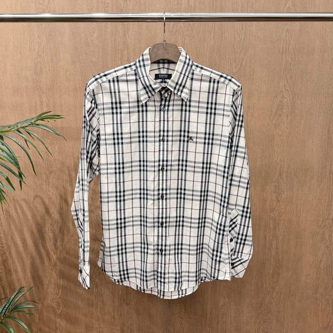 버버리 블랙 라벨 코튼 셔츠 체크 패턴 로고 자수 디테일 레귤러핏 화이트 상품이미지1