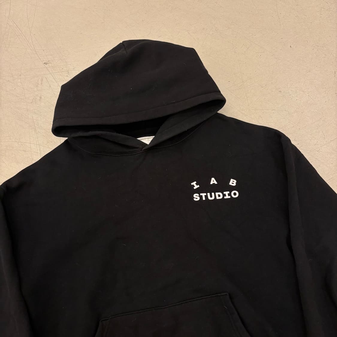 아이앱스튜디오 블랙 빅로고 후드티 상품이미지3