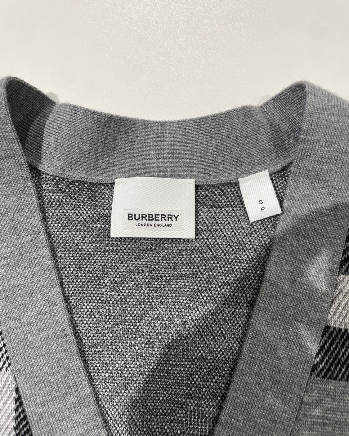 버버리 그레이 스트라이프 체크 울 가디건 상품이미지7