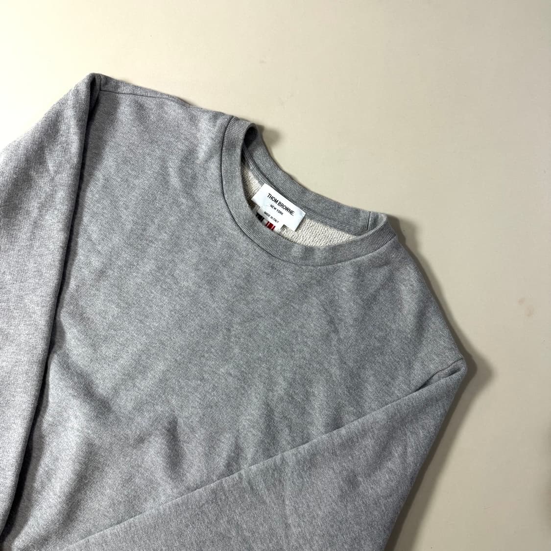 [3/당일출고]톰브라운 백삼선 맨투맨 상품이미지3