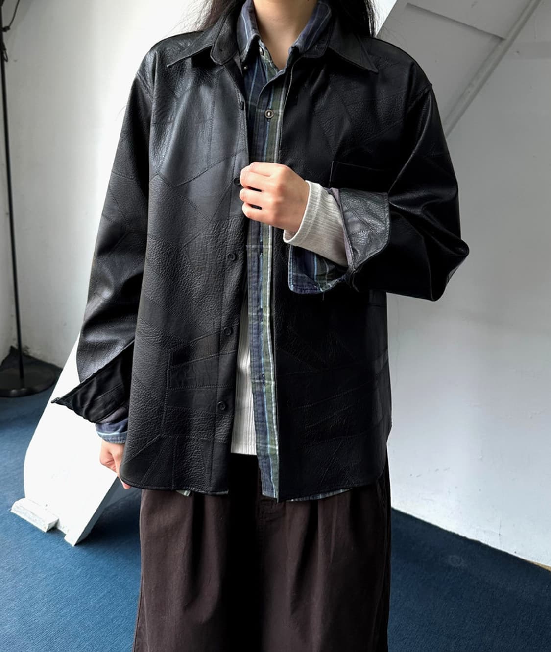 Fake leather irregular panel design shir 상품이미지9