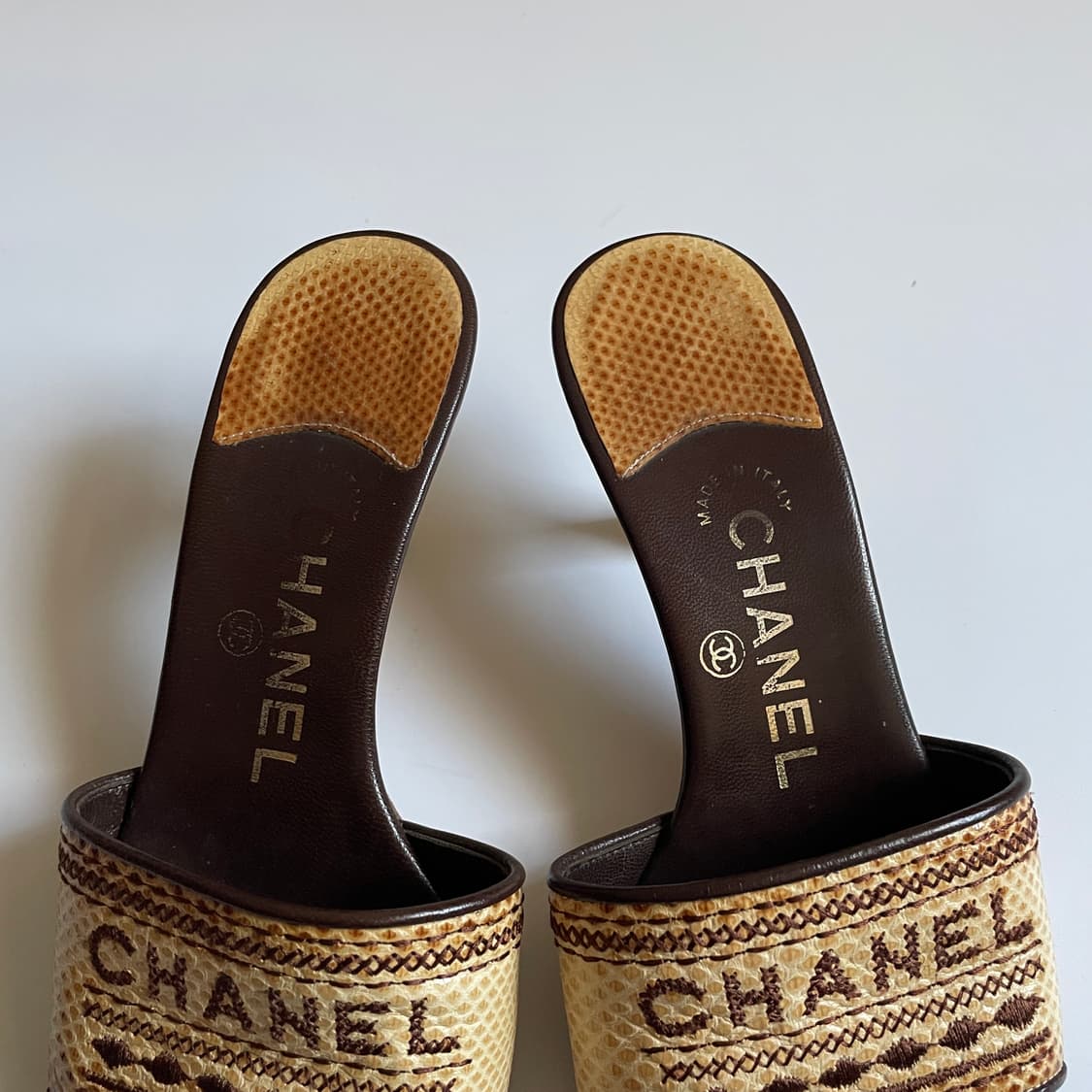 CHANEL 샤넬 로고 로우힐 뮬 상품이미지4