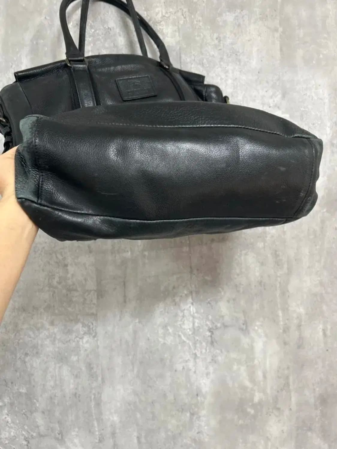 버버리 블랙 소가죽 토트백 상품이미지5