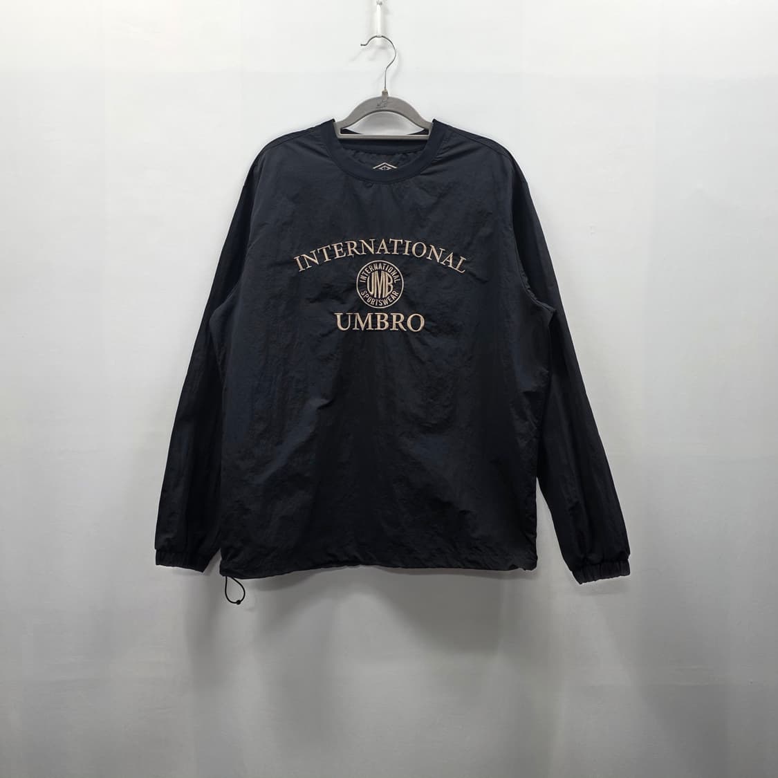 0194 엄브로 아치레터링 자수 피스테 블랙 S 상품이미지1