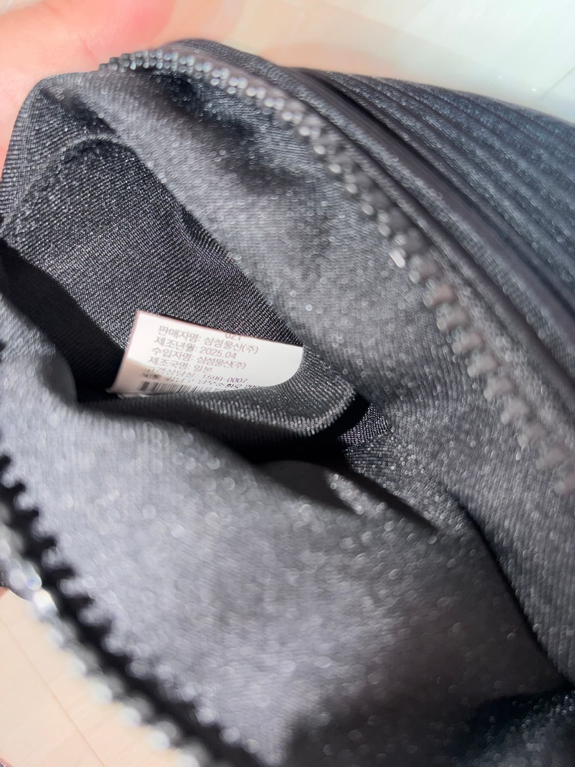 플리츠플리즈 Bias Pleats 웨이스트백 블랙판매합니다. 상품이미지5