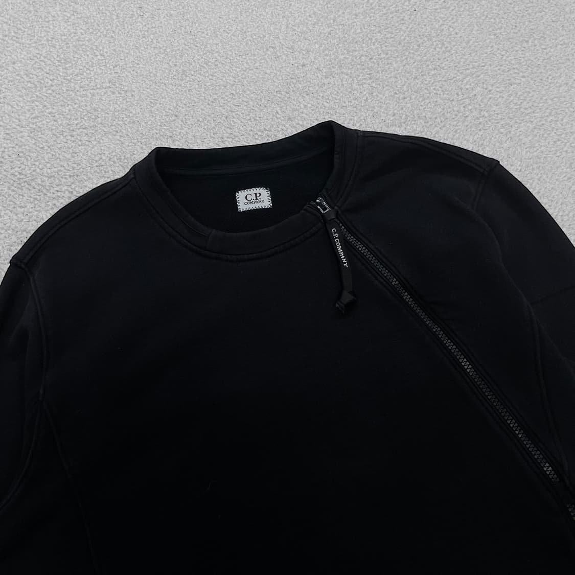 C.P 컴퍼니 사선 지퍼 렌즈 맨투맨 블랙 상품이미지2