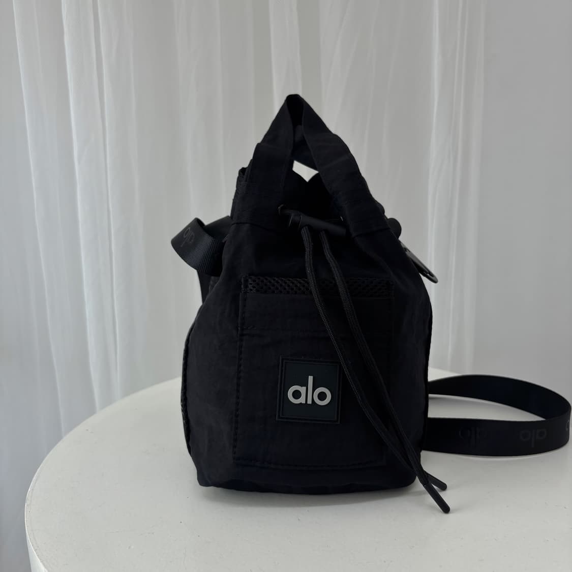 Alo Yoga  크로스 바디 버킷백 상품이미지1