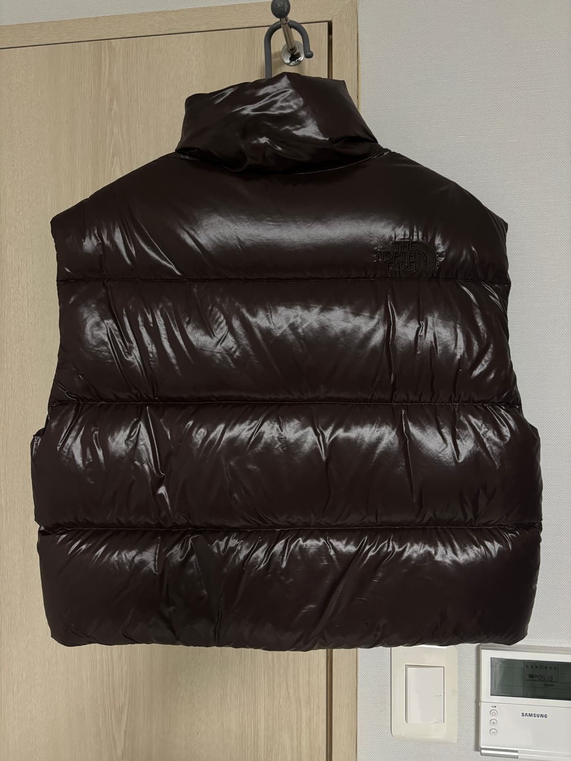 노스페이스 화이트 라벨 글로시 다운 베스트 브라운 상품이미지3