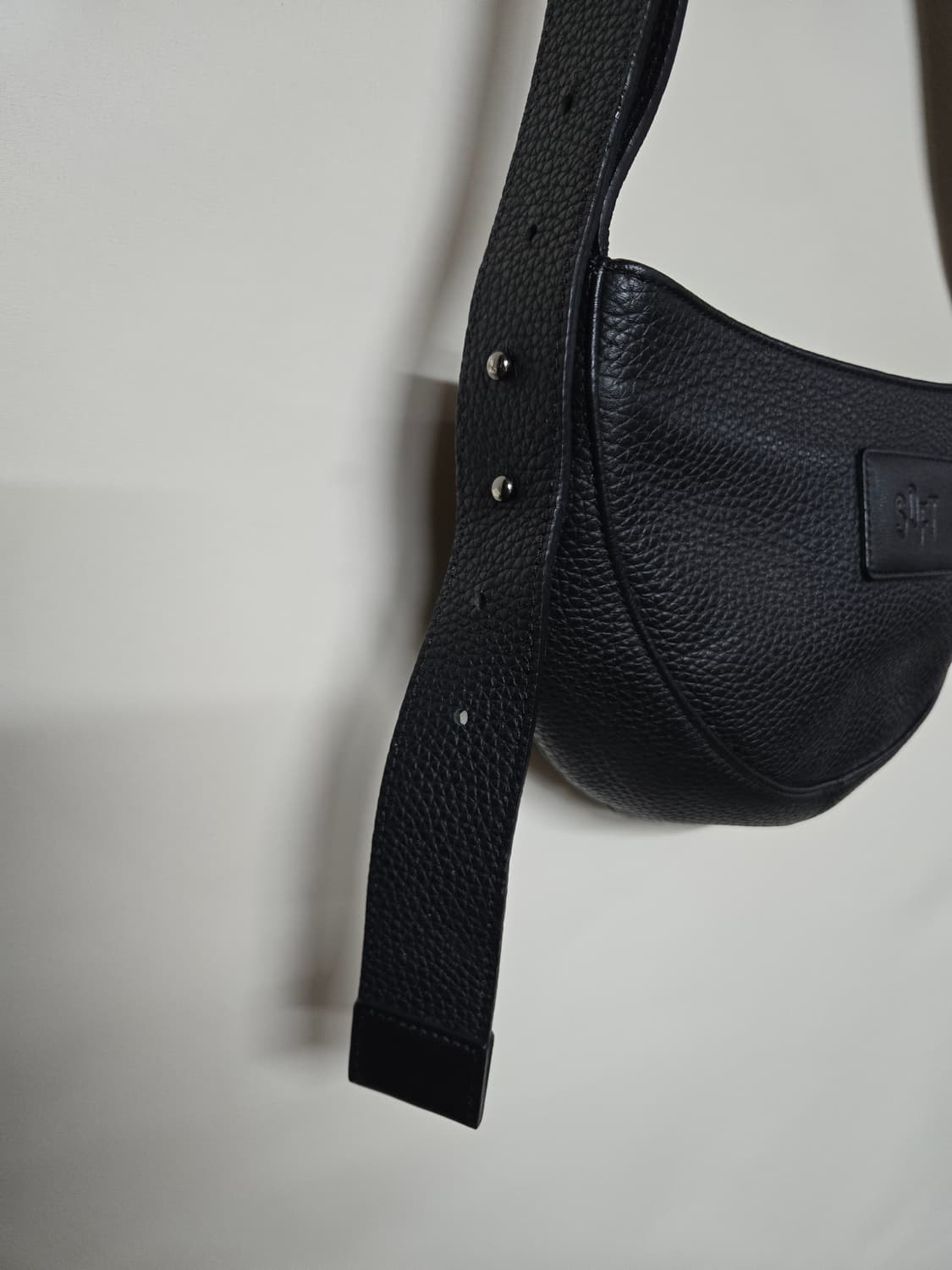 소프트서울 하프문 레더 크로스백 블랙 상품이미지6