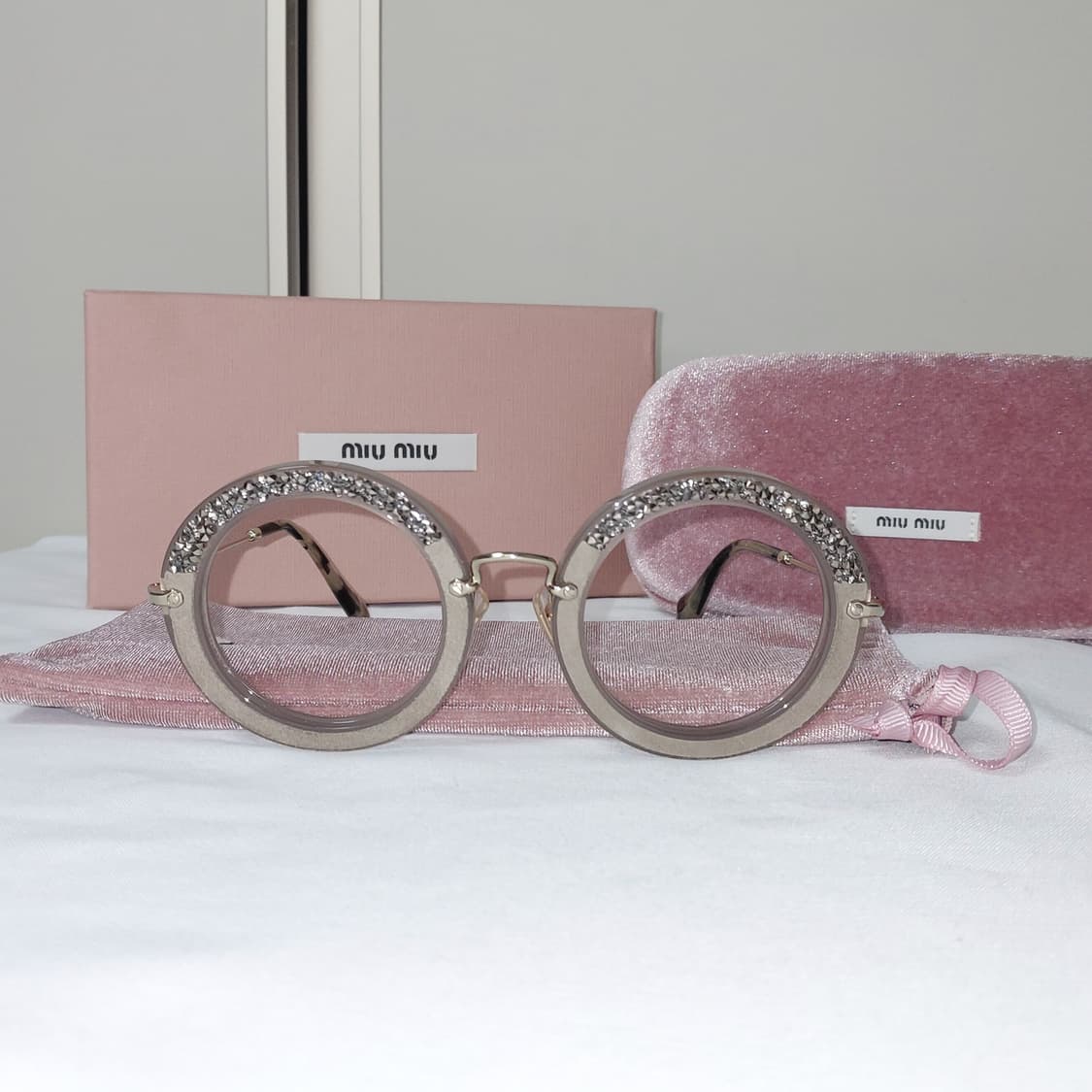 미우미우 그레이 스웨이드 라운드 스와로브스키 크리스탈 선글라스 (정품) 상품이미지1