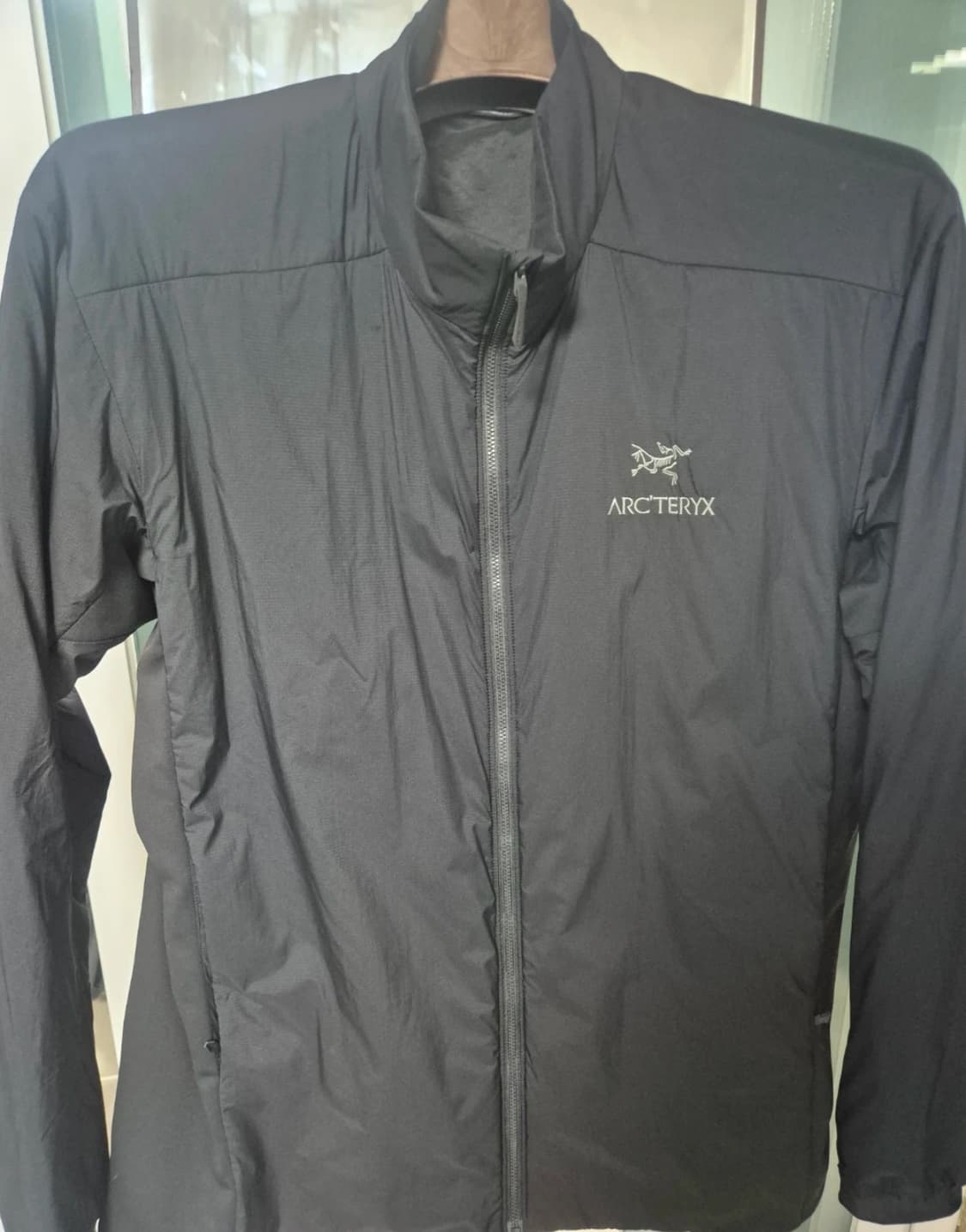 아크테릭스 아톰 자켓 블랙 색상 XL사이즈입니다. 등산이나 캠핑할 때 입 상품이미지1