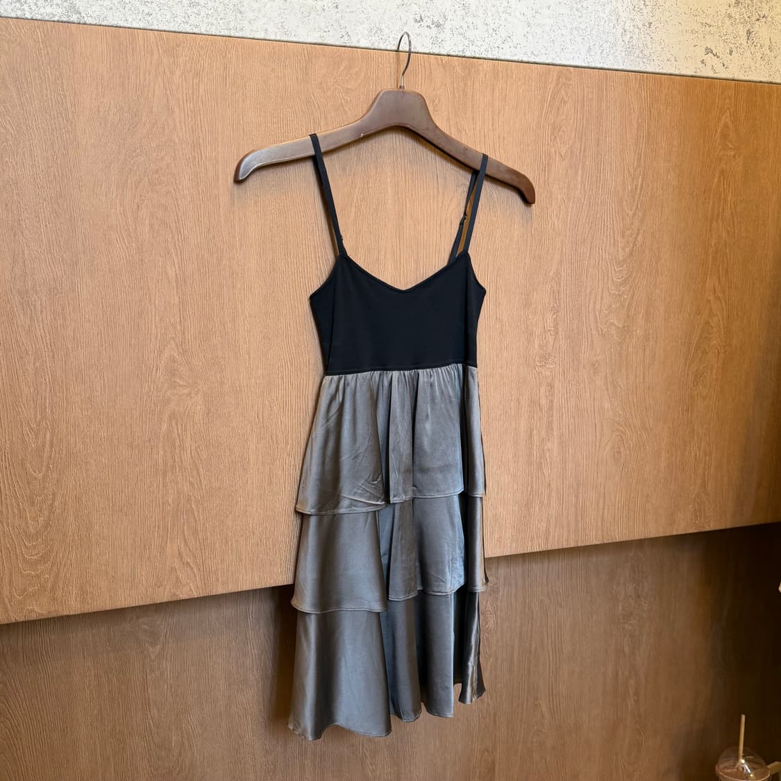 띠어리 슬리브리스 미니 원피스 러플 레이어드 디테일 블랙 카키 상품이미지6