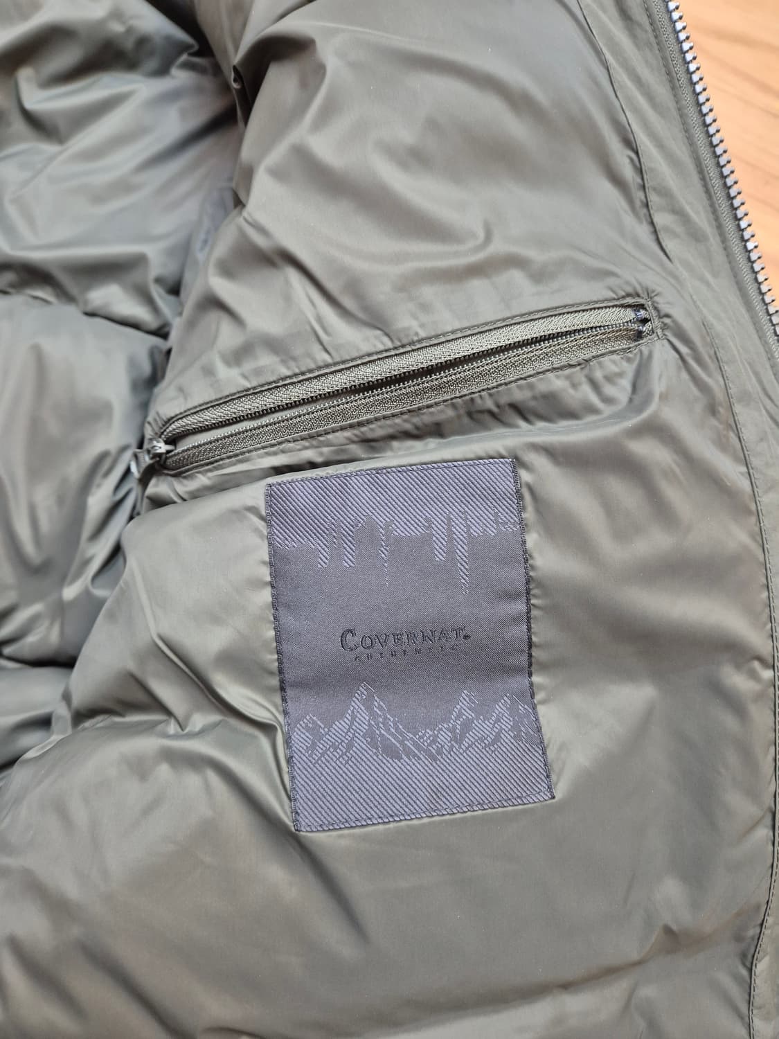 커버낫 올리브 색상 숏패딩 L사이즈 판매합니다. 겉재질은 탄탄하고, 목  상품이미지5