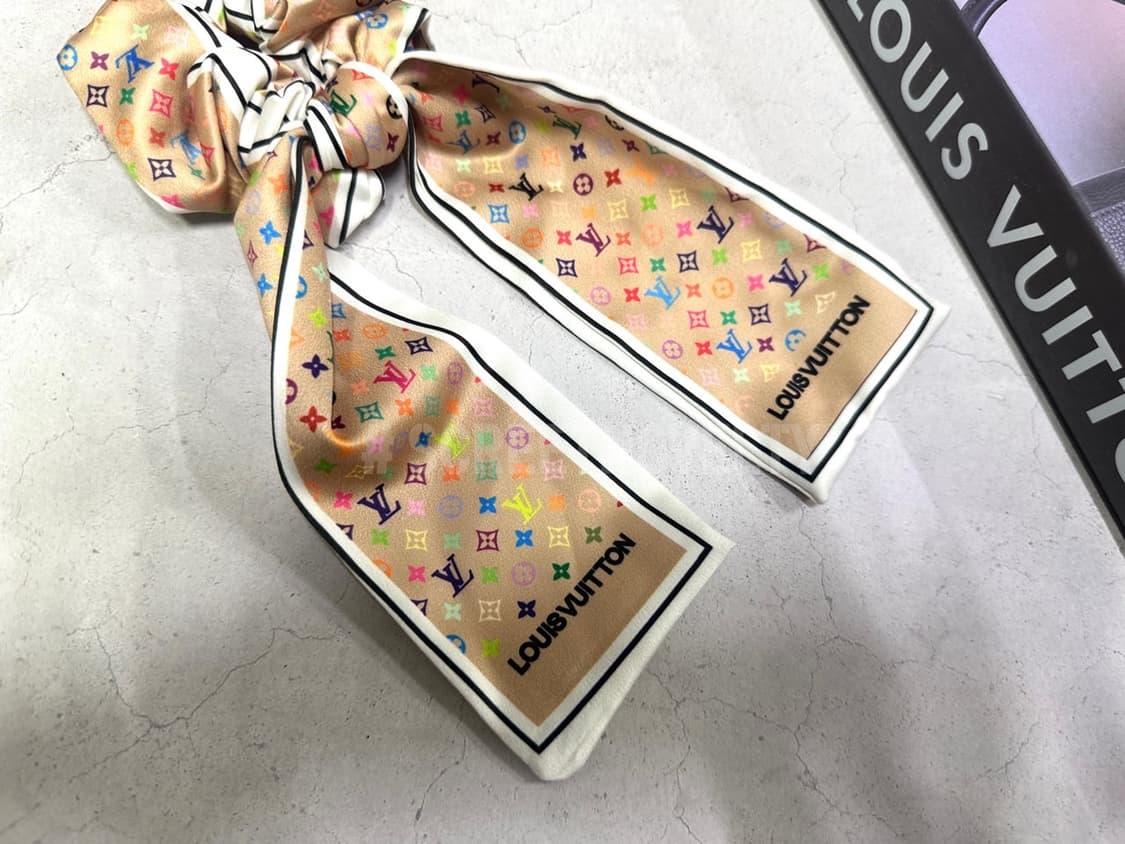루이비통 진베이지&멀티컬러 리본 헤어슈슈 상품이미지4