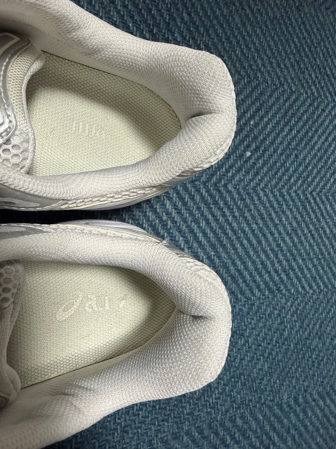 아식스 x jjjjound 젤카야노 14 실버화이트 상품이미지4