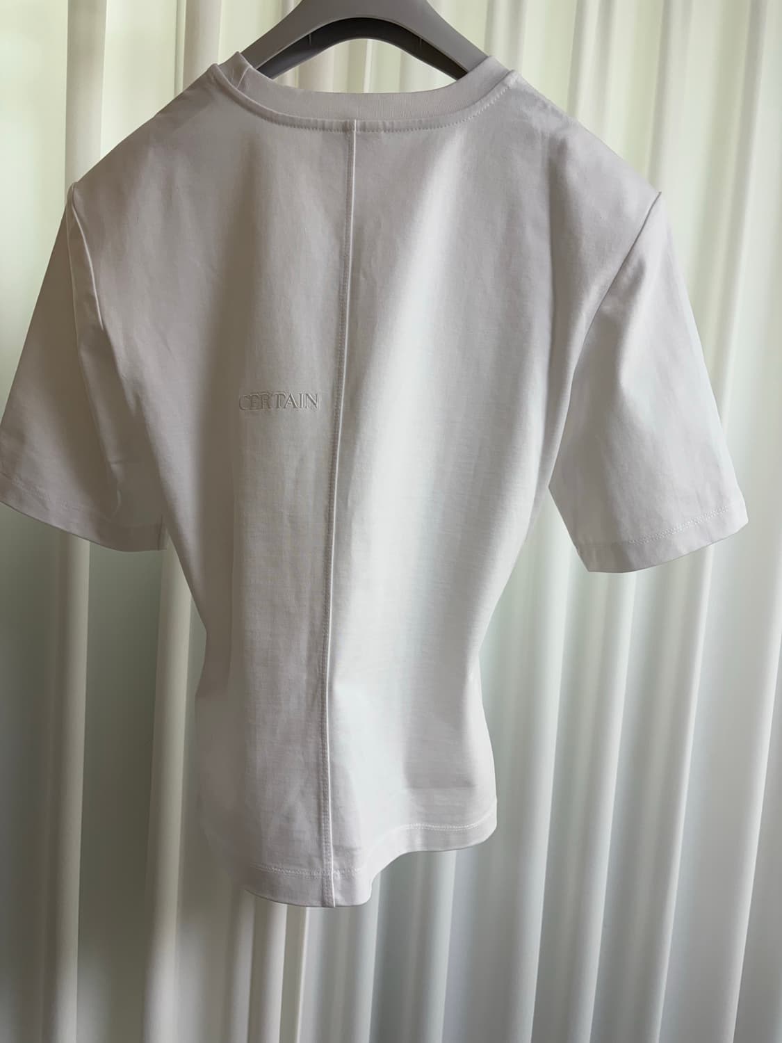 CERTAIN(매그제이) 로고 패드 티셔츠 - 화이트 상품이미지2