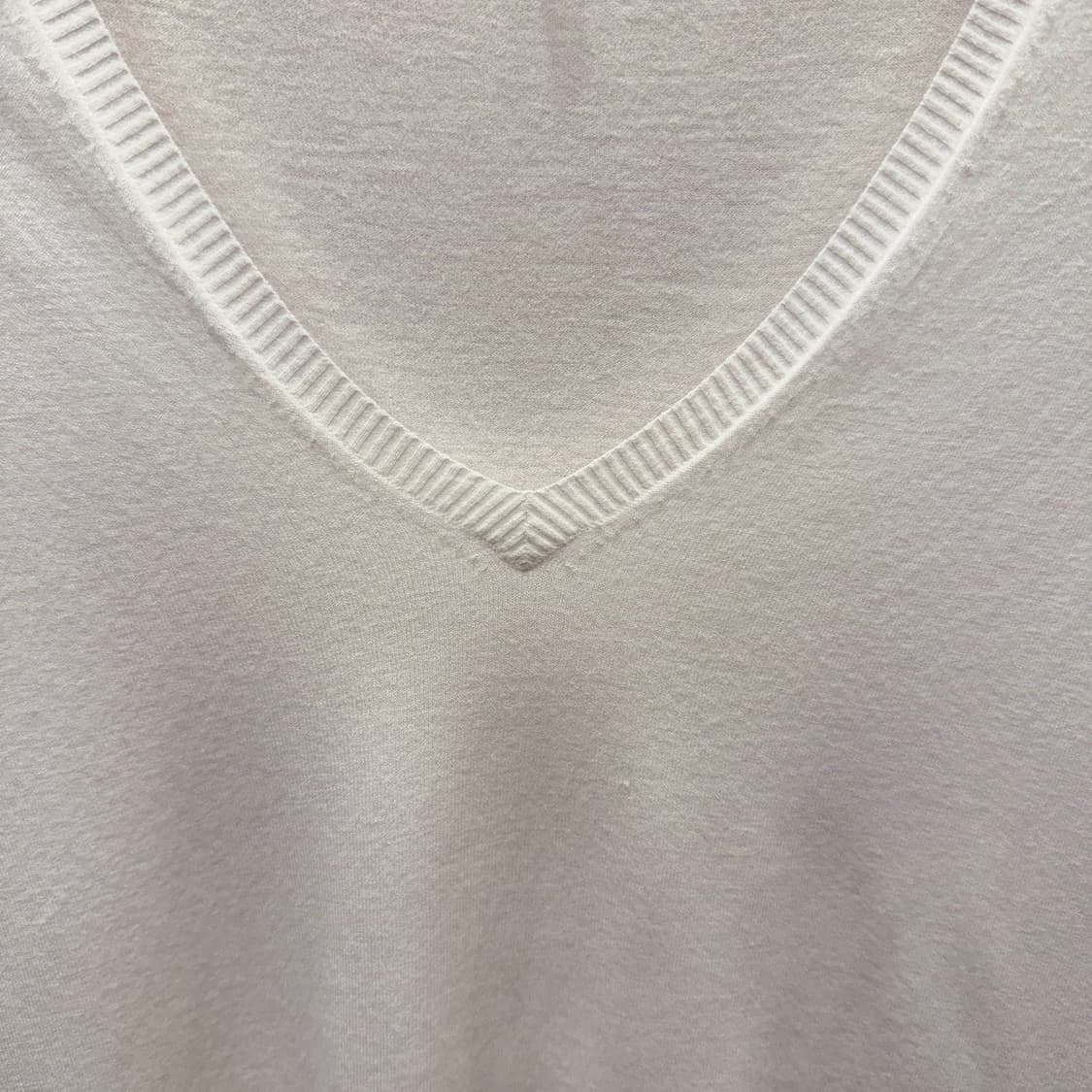 띠어리 브이넥 라인 심플 긴팔 니트 베이직 슬림핏 화이트 상품이미지6