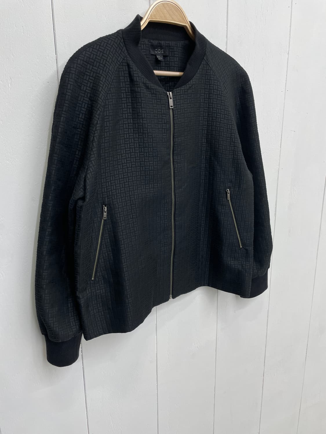 COS(코스) 기하학 패턴 밤버 자켓 블랙 상품이미지6