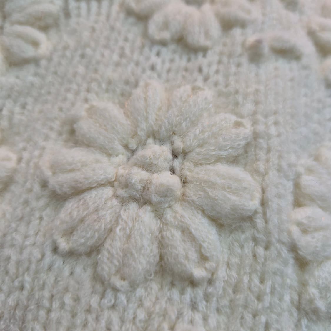 아이보리 입체 플라워 자수 도톰 니트 상품이미지10