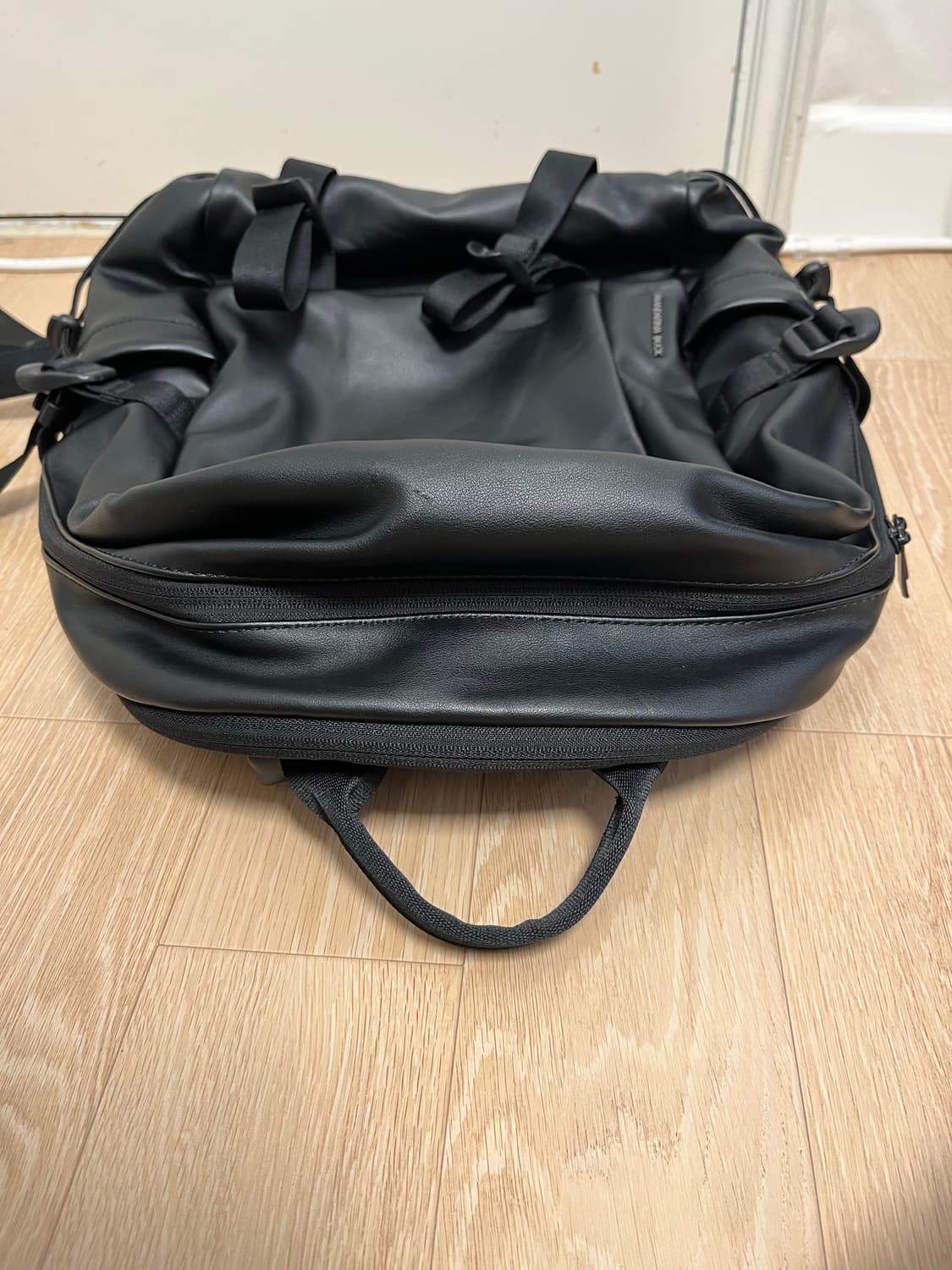 만다리나덕 노마드 가죽 블랙 백팩 상품이미지3