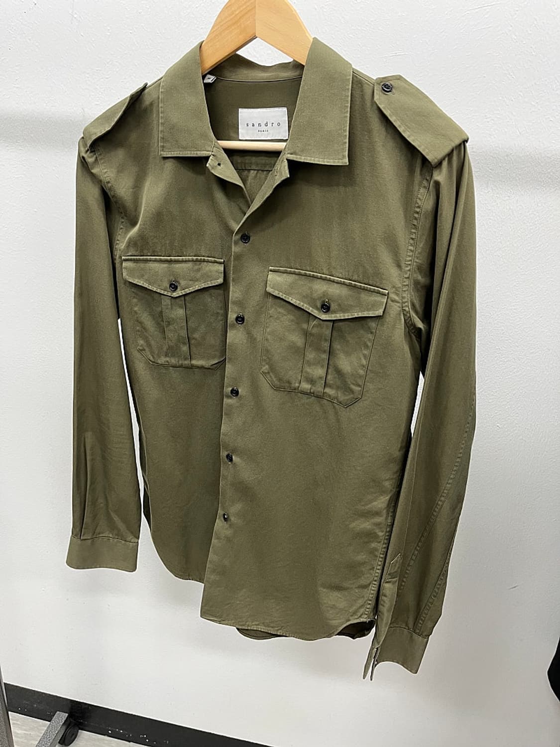 95-100) 산드로 카키 견장셔츠 상품이미지1