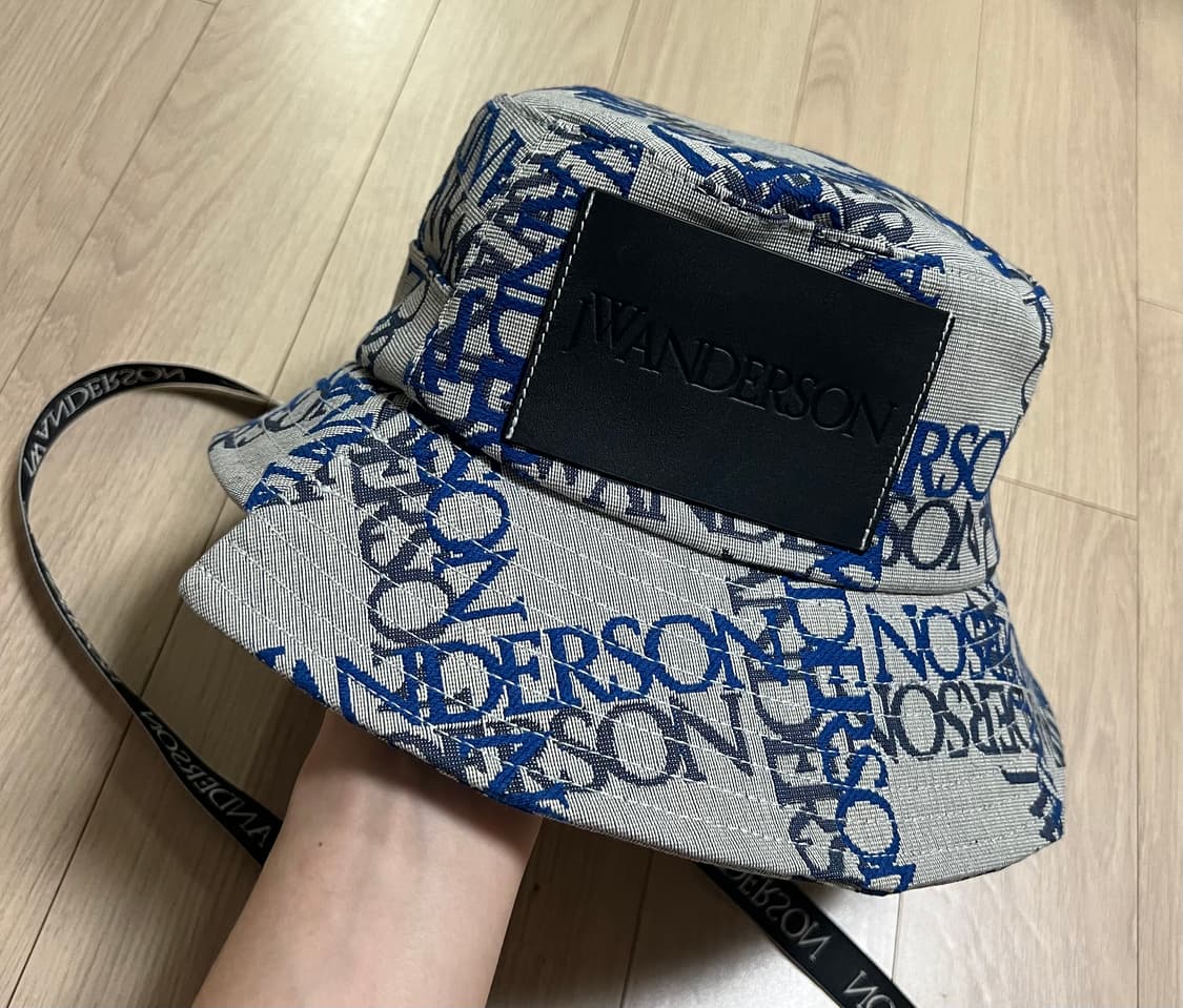JW앤더슨(JW Anderson) 로고 비대칭 버킷햇 상품이미지2