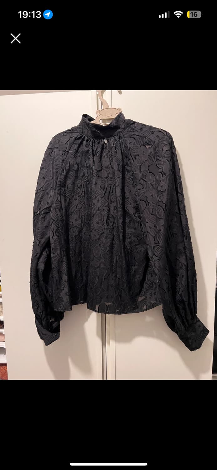 하이넥 핀턱 퍼프 블라우스 블랙 상품이미지2