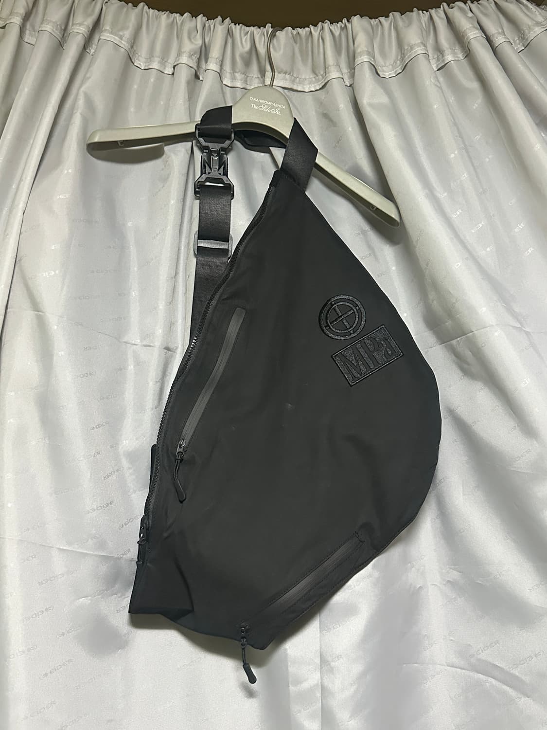 플라스틱 프러덕트 유틸리티 슬링백 블랙 상품이미지4