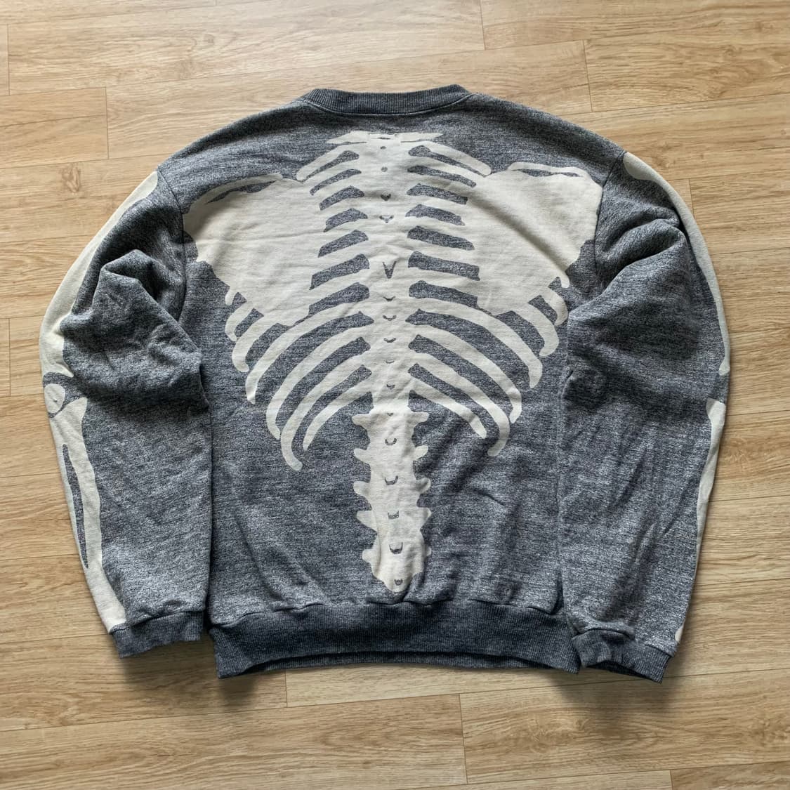 [3] 캐피탈 본 맨투맨 판매 상품이미지1