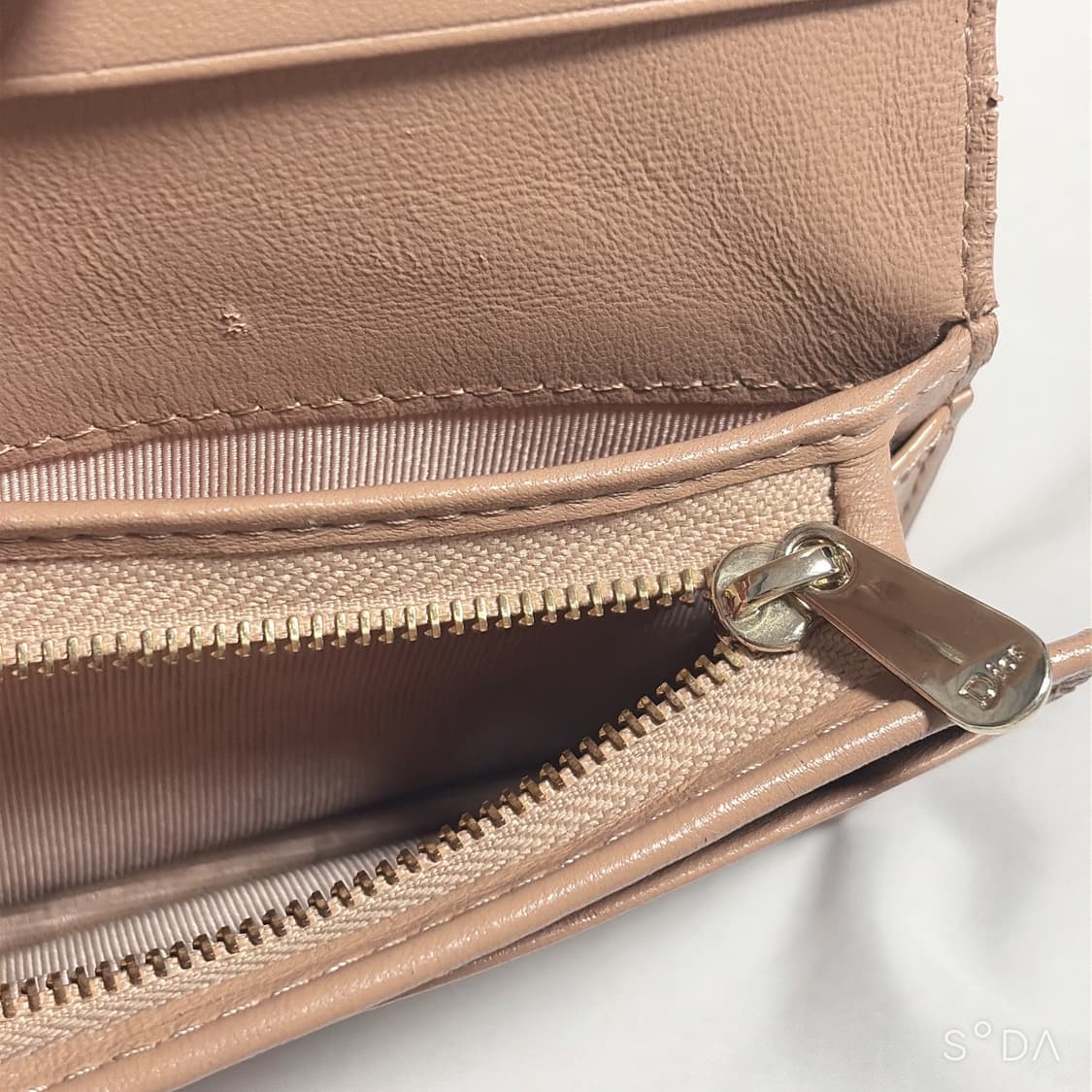 디올 레이디 까나쥬 페이던트 반지갑 상품이미지6