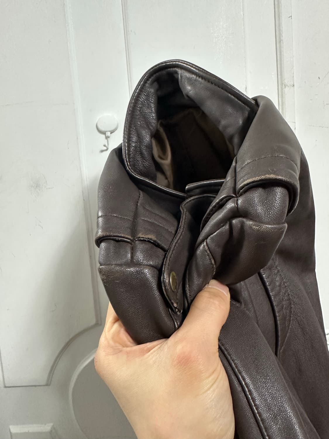 하이넥 절개 디테일 쉽스킨 자켓 상품이미지4