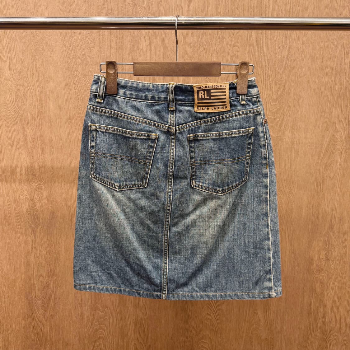 폴로 진스 데님 미니 스커트 빈티지 워싱 레더 패치 디테일 중청 상품이미지3