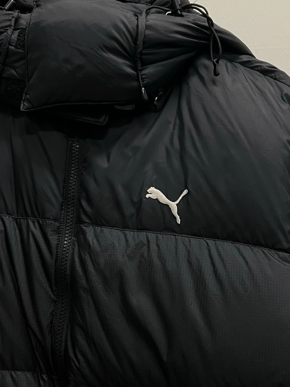 푸마 자수로고 덕다운 푸퍼 패딩 블랙 상품이미지3