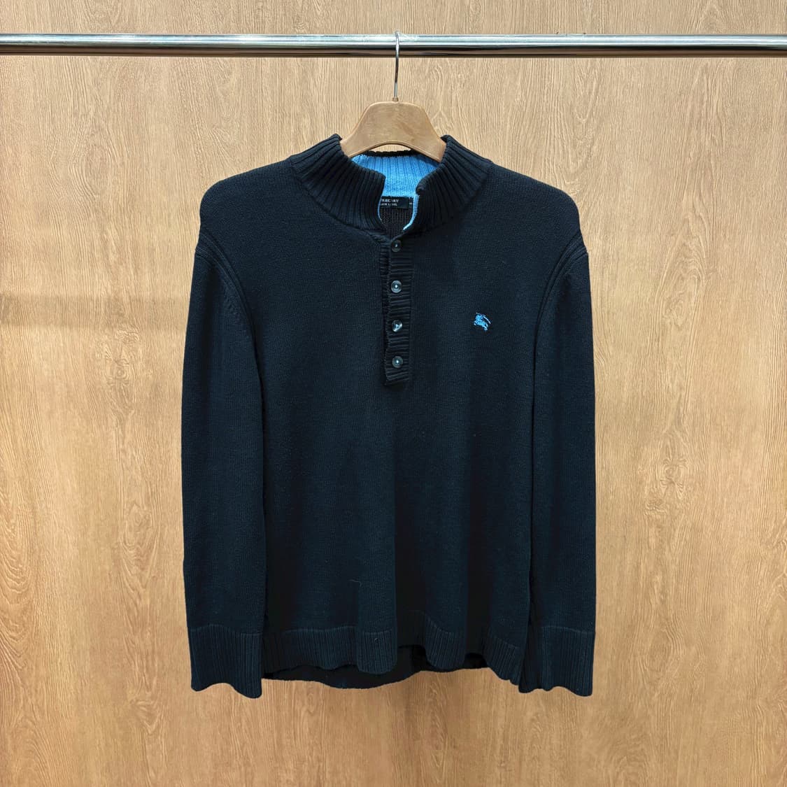 버버리 블랙 라벨 하프 버튼 긴팔 니트 배색 리브 로고 자수 디테일 블랙 상품이미지2