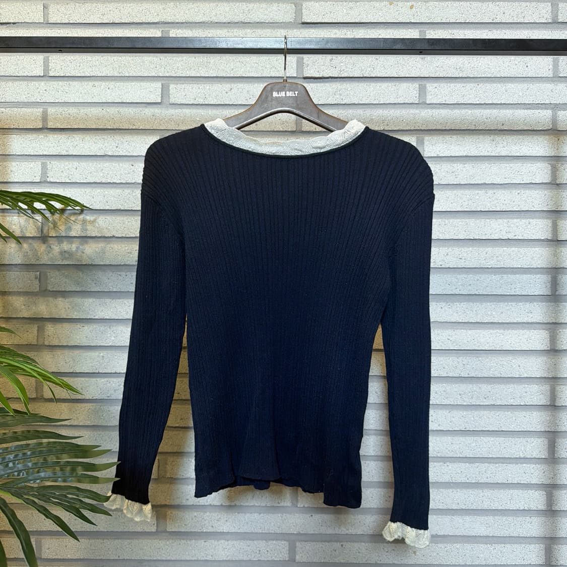 롱슬리브 골지 니트 레이스 프릴 디테일 슬림핏 남색 상품이미지2