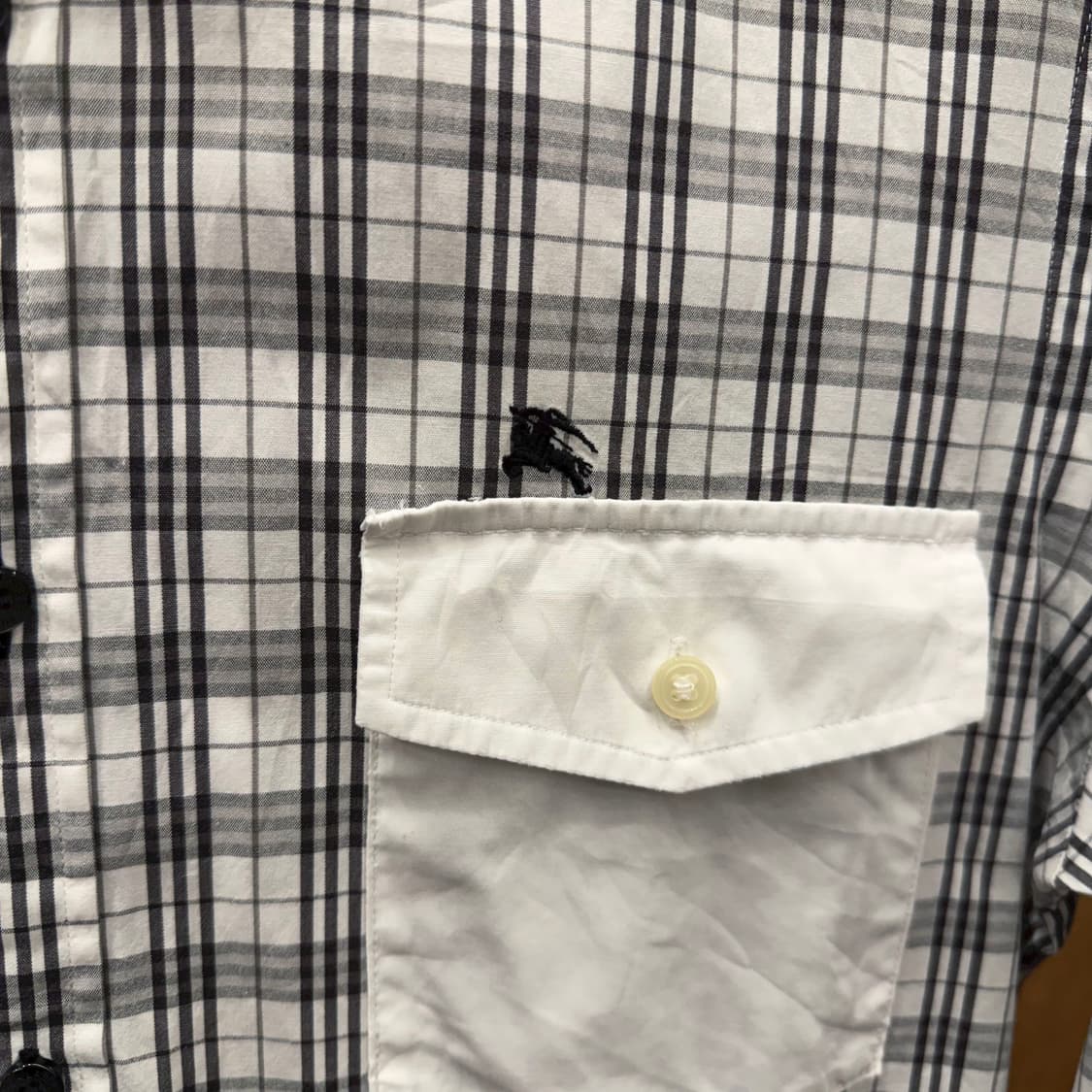 버버리 블랙 라벨 코튼 체크 셔츠 더블 포켓 로고 자수 디테일 화이트 상품이미지6