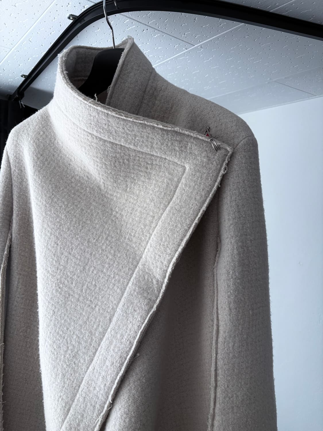 시스테레 2007a/w 'STROBO' 비대칭 프론트 랩 울 코트 상품이미지3