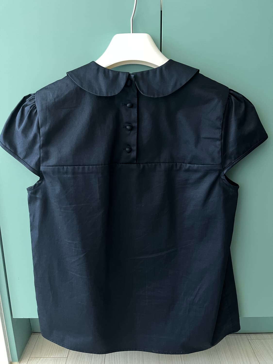 코스모스 셔링 캡 슬리브 블라우스 네이비 상품이미지3