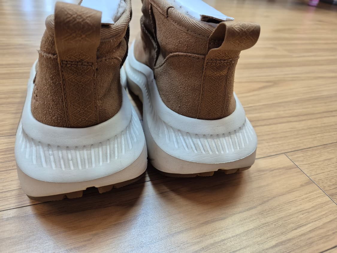 브라운 색상 UGG 어그 워커 판매합니다. 사이즈는 260mm이고, 남성 상품이미지4