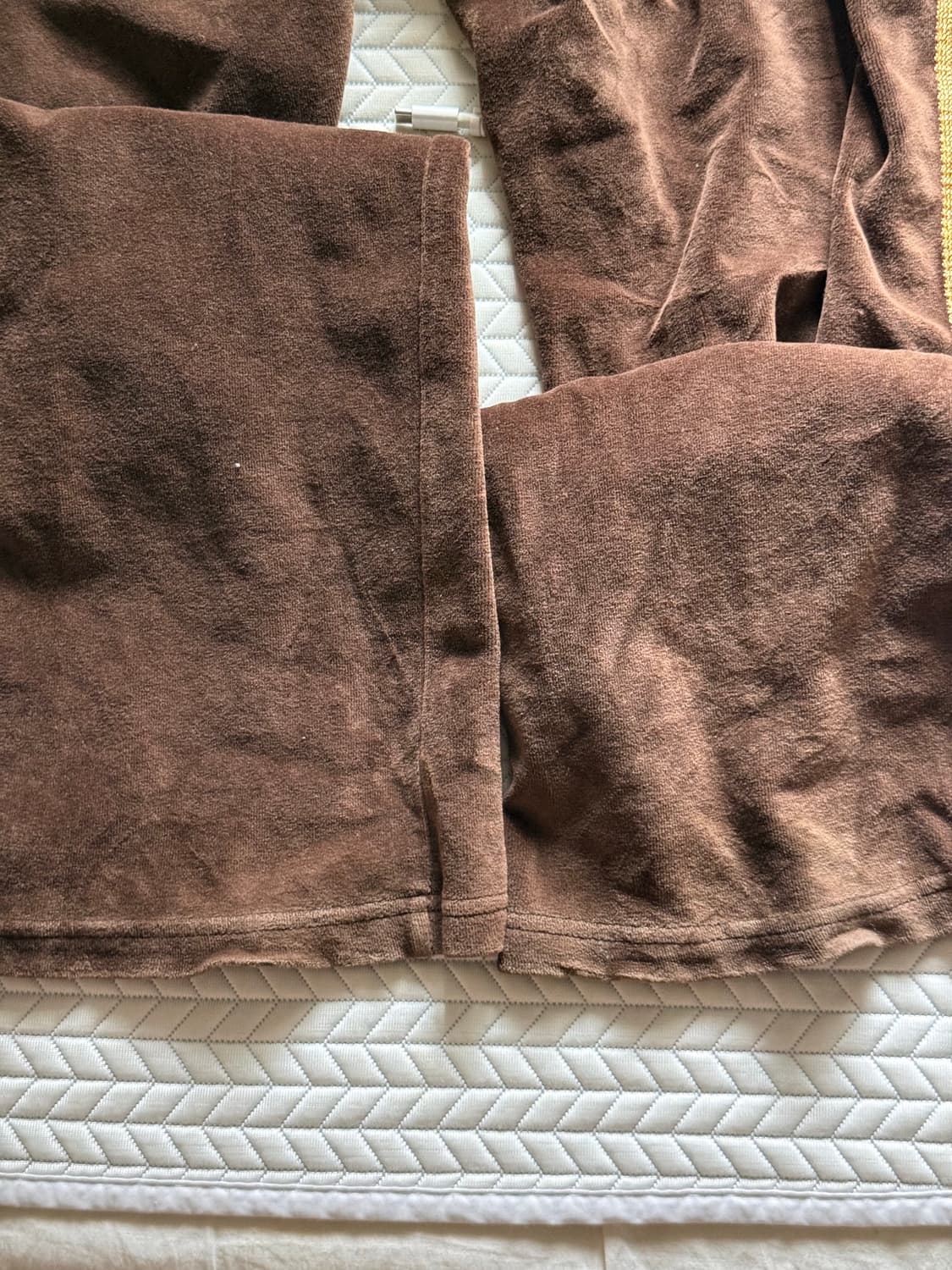 니들스 내로우 벨루어 트랙팬츠 브라운  상품이미지3